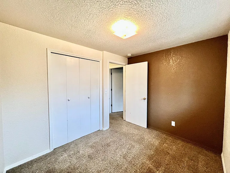 2816 NE Lapoint Ct — Photo 11