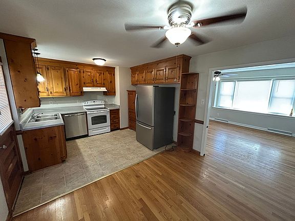 4th image of 7984 Kenmore Dr