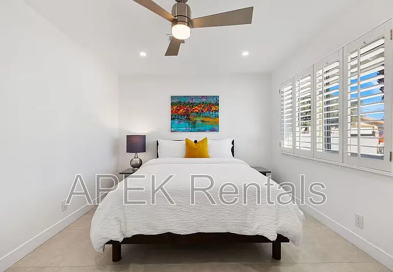 945 N Buttonwillow Cir — Photo 36