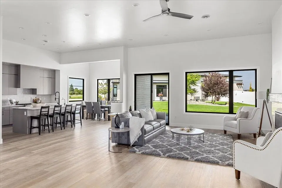 3 bed, 2.5 bath, 2533 sqft, $3,000 — Photo 2