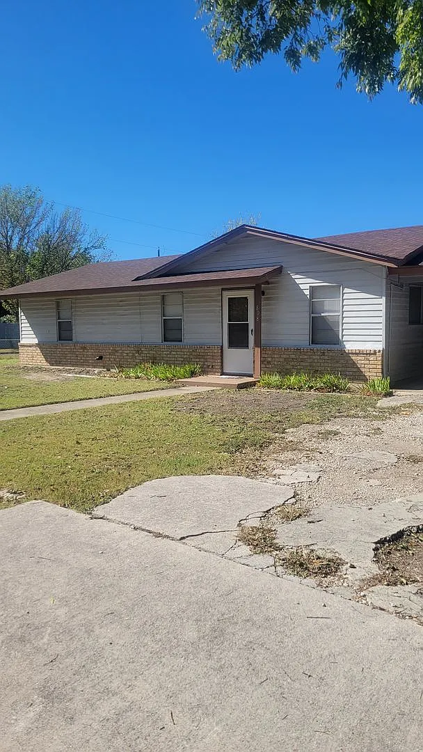 Charming 3-Bedroom, 1-Bath Home with Large Backyard Fully Furnished! — Photo 2