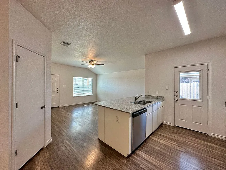 1821 Clovis Dr — Photo 6