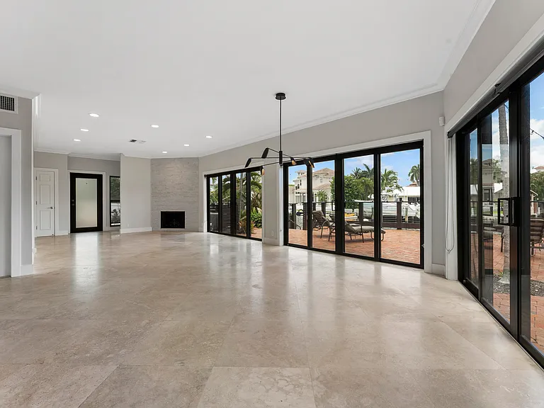 1121 Bel Air Dr #4 — Photo 8