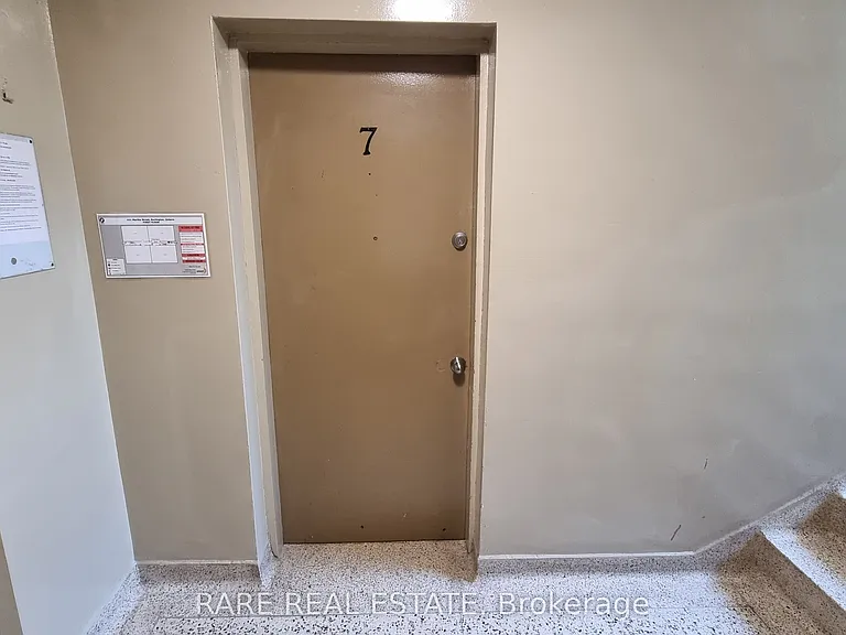 431 Martha St W #7 — Photo 16