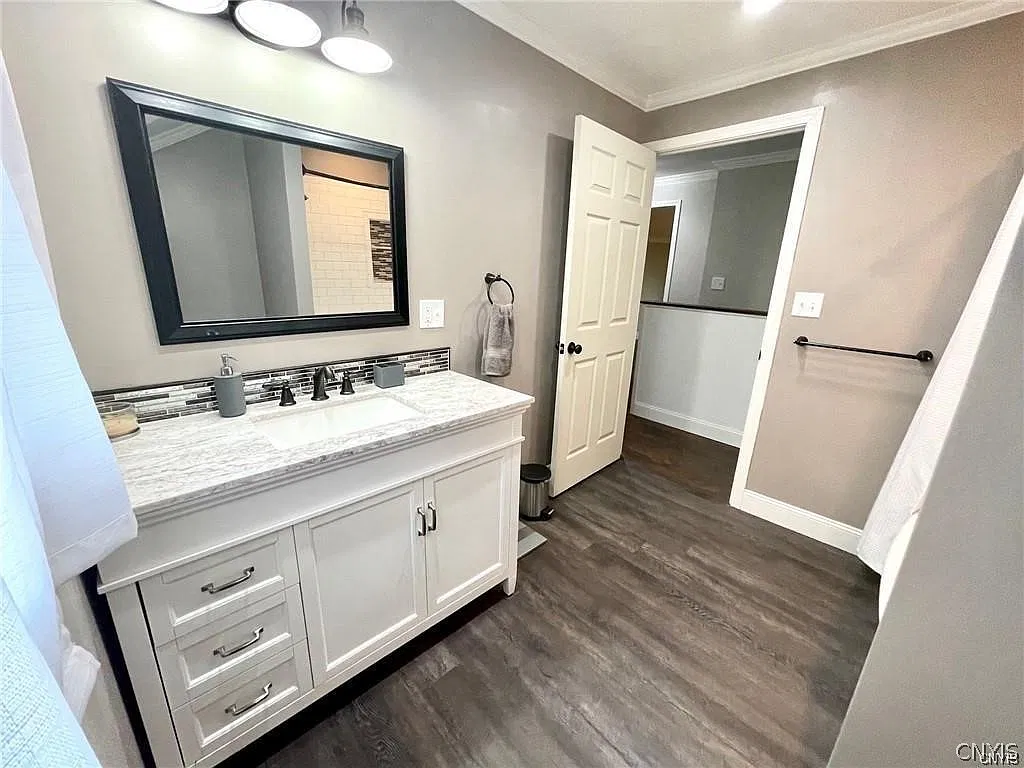 4 bed, 2.0 bath, 2074 sqft, $2,200 — Photo 4