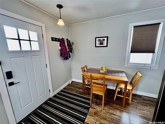3rd image of 120 Roslyn AVENUE