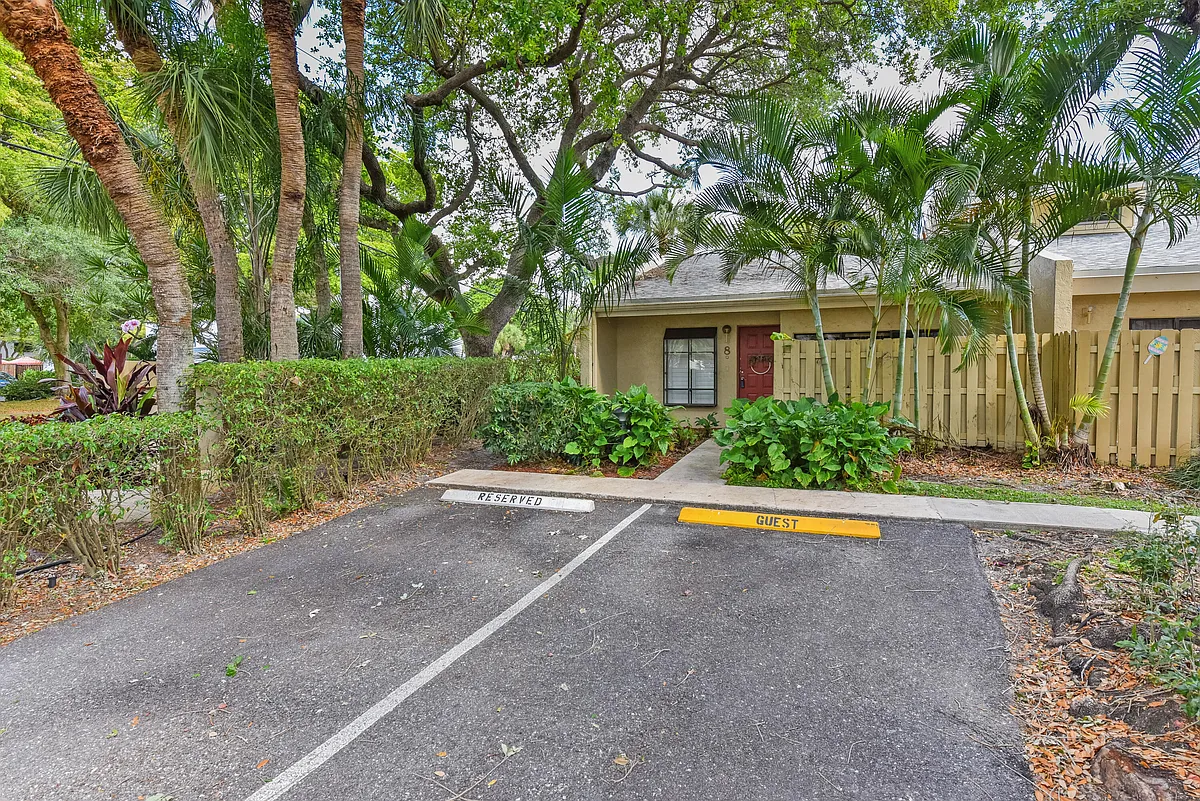 Building Photo - 1400 NW 9th Ave #B-8