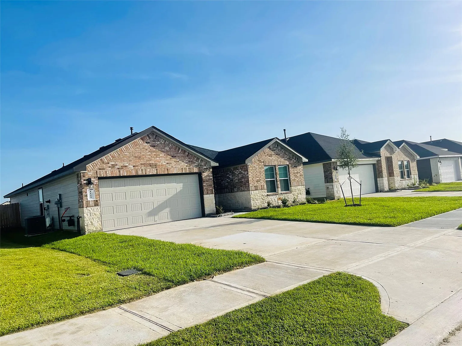 5 bed, 2.0 bath, 1949 sqft, $2,400 — Photo 3