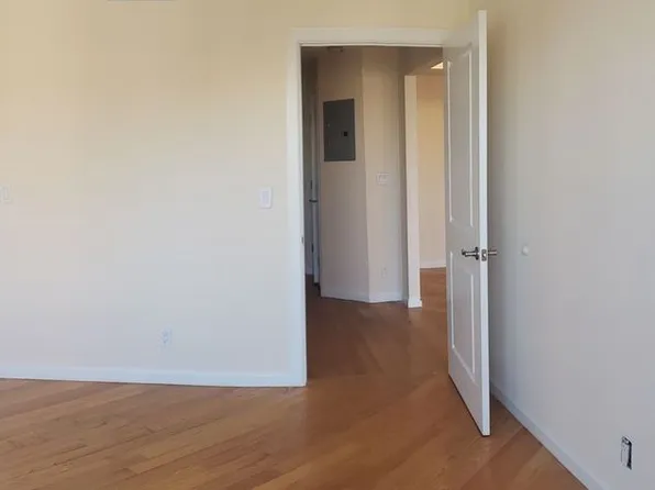 2011 Avenue X image 7 of 7