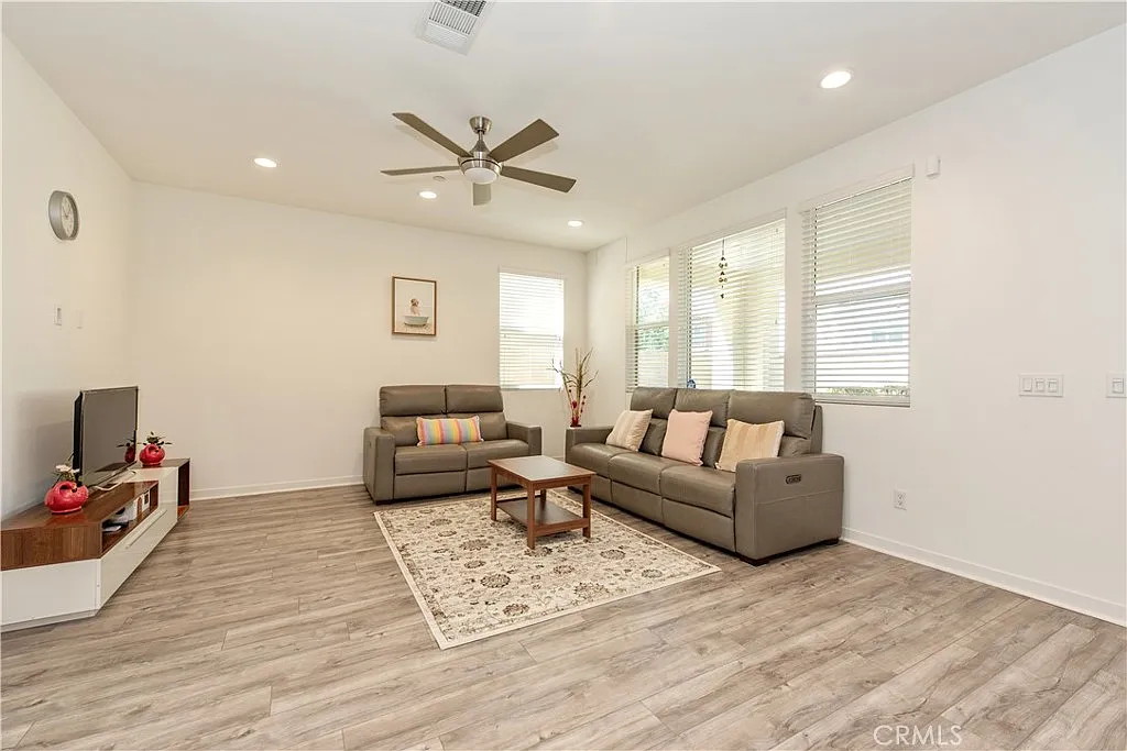 4 bed, 2214 sqft, $4,000 — Photo 4