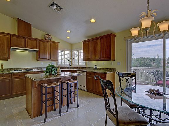 4th image of 414 Basil Ct