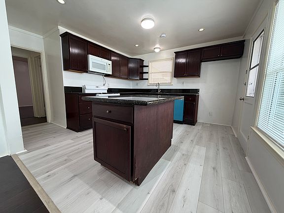 4th image of 824 W Service Ave