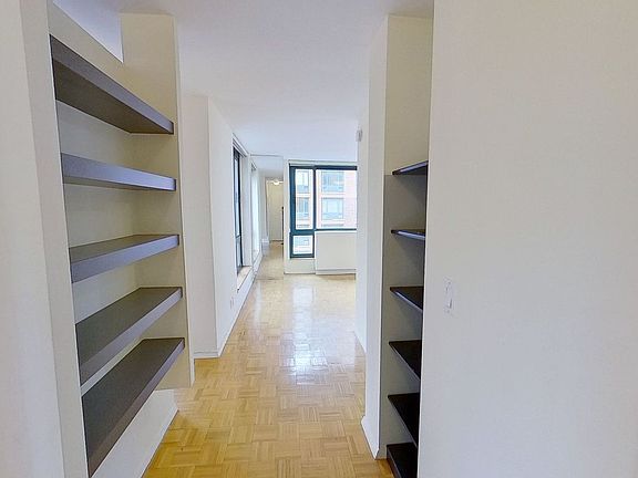 4th image of 1 Irving Pl APT V17g