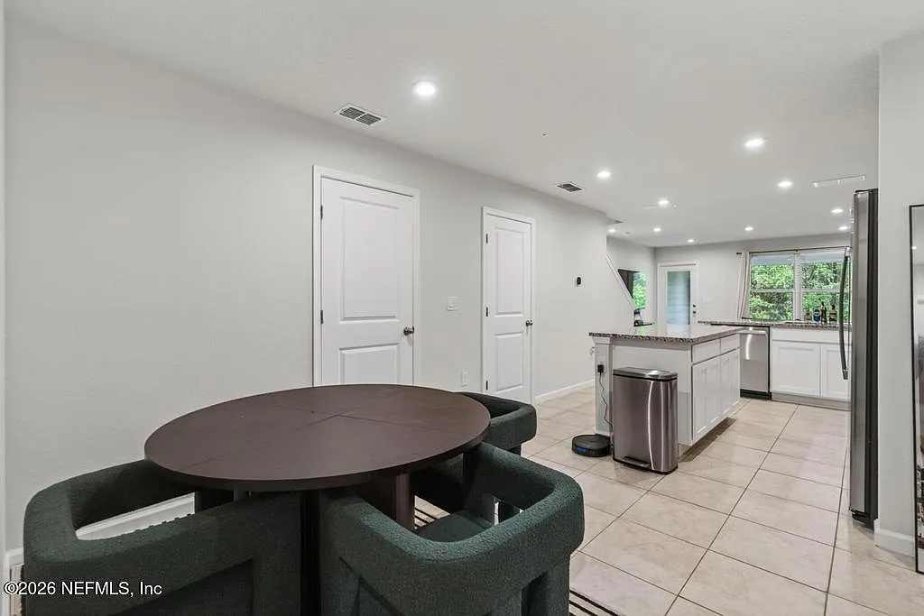 3 bed, 2.5 bath, 1404 sqft, $1,900 — Photo 3