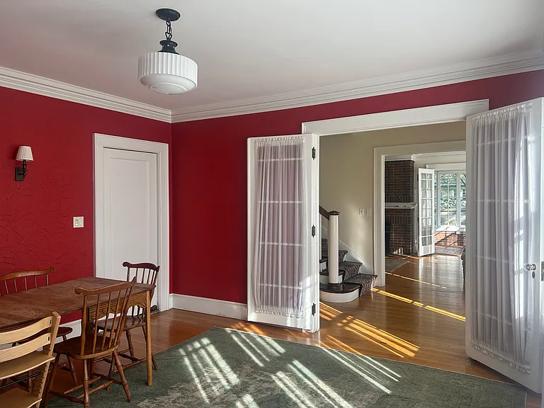 611 Glen St — Photo 12