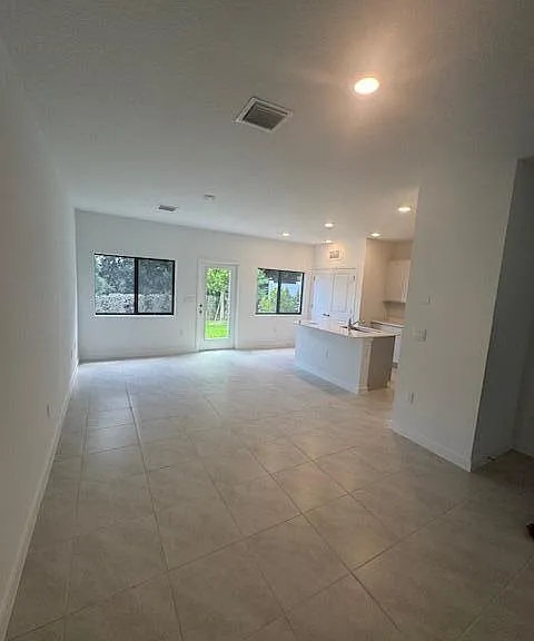 4844 Dillion St — Photo 4