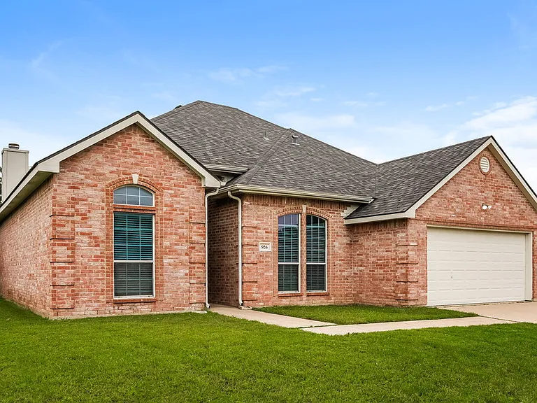 926 Pheasant Dr — Photo 3