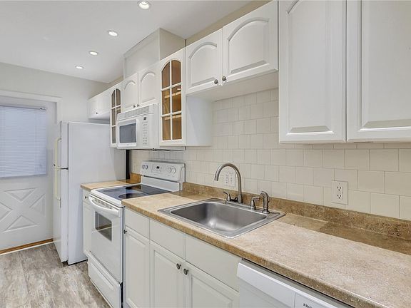 3rd image of 1000 Sea Island Rd #38