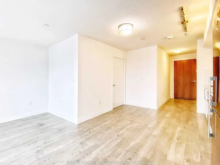 275 Village Green Sq #821 — Photo 4