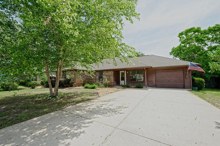 1st image of 402 Rosewood Dr