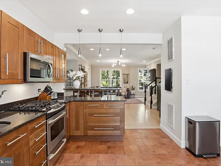 301 S Henry St — Photo 12