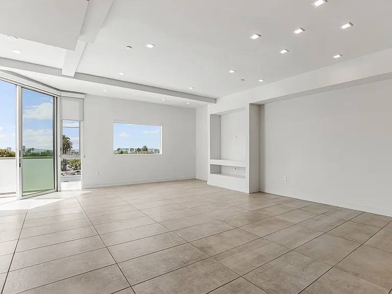 1125 Kings Rd #Penthouse 7 — Photo 2
