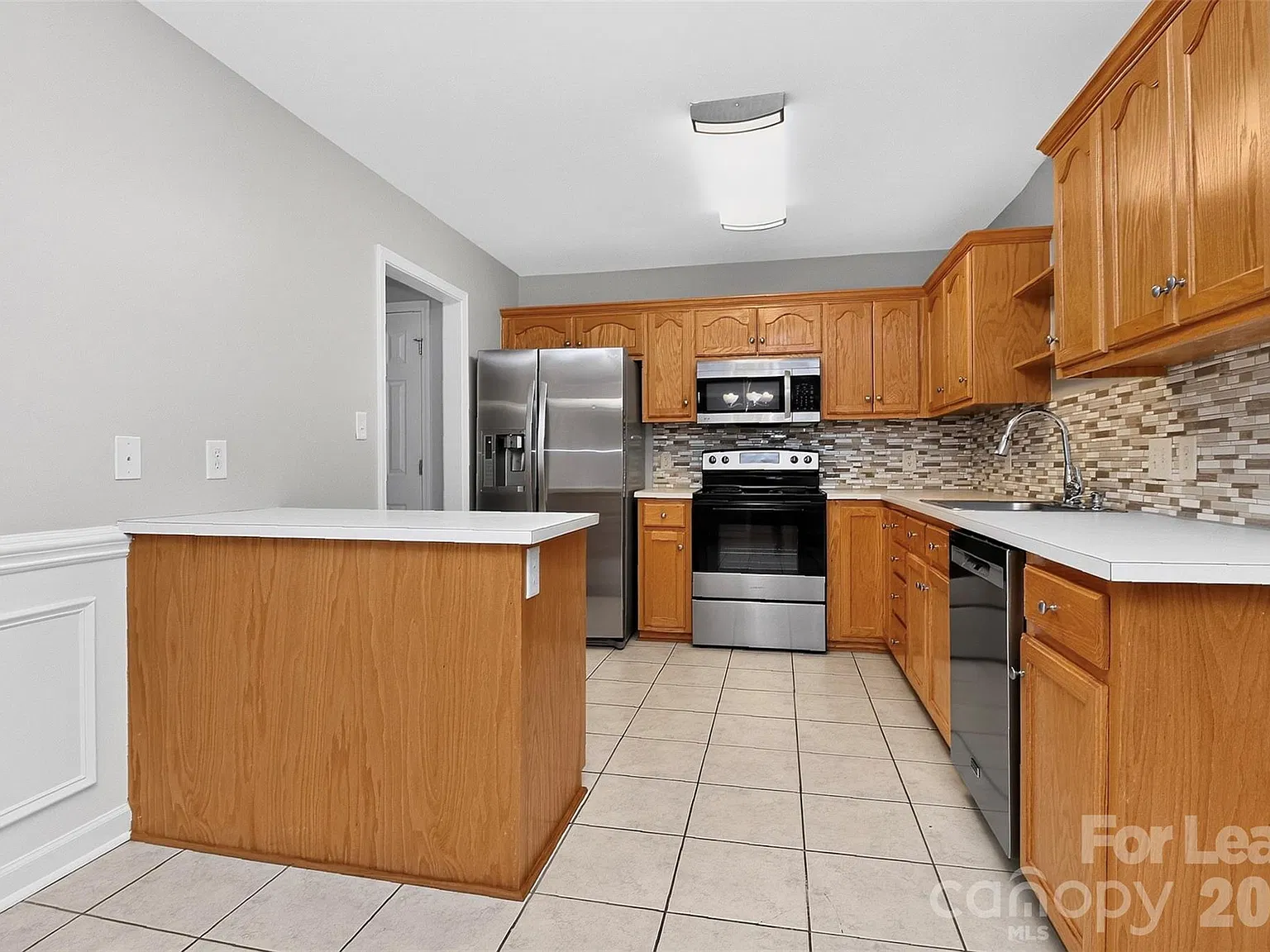 3 bed, 2.0 bath, 1424 sqft, $2,295 — Photo 4