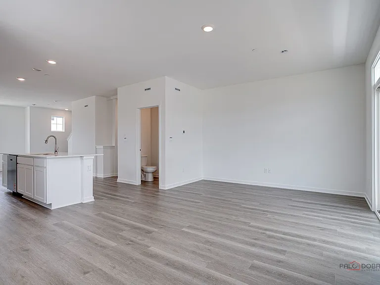 541 Yosemite Way — Photo 8