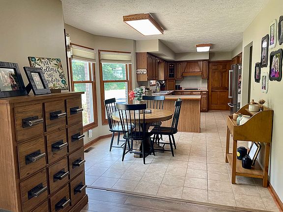 4th image of 1208 N Meadow Ct