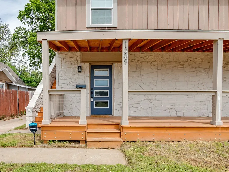 1209 NW 11th St — Photo 1