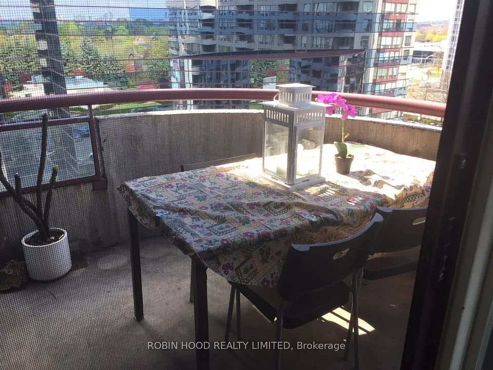 5765 Yonge St #804