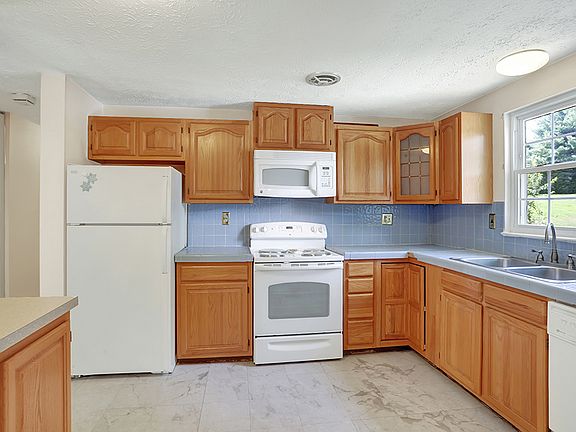 3rd image of 10210 Briarwood Pl