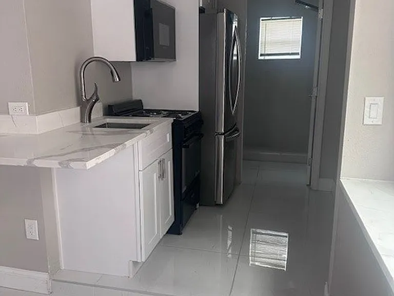 2726 Miami Ter #B — Photo 8