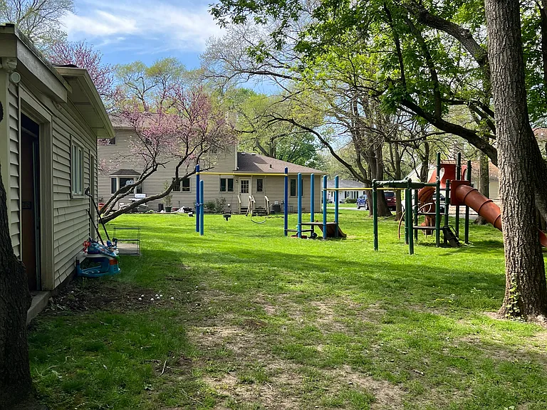 7915 Howard Ave — Photo 4
