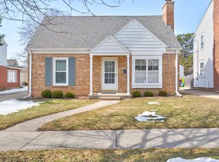 2327 N 82nd St, Wauwatosa, WI 53213