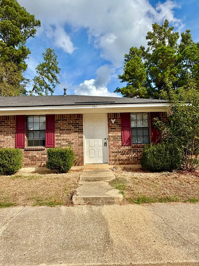 916 Fisher — Photo 1