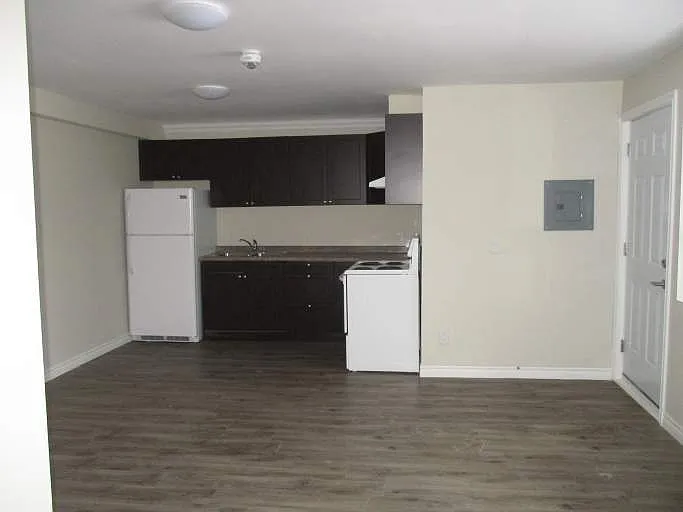 Building Photo - 844 Queen St E #BACHELOR