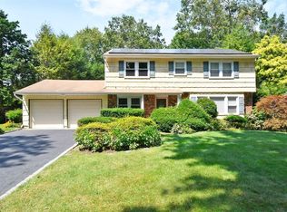 7 Cedarwood Ln, Commack, NY 11725