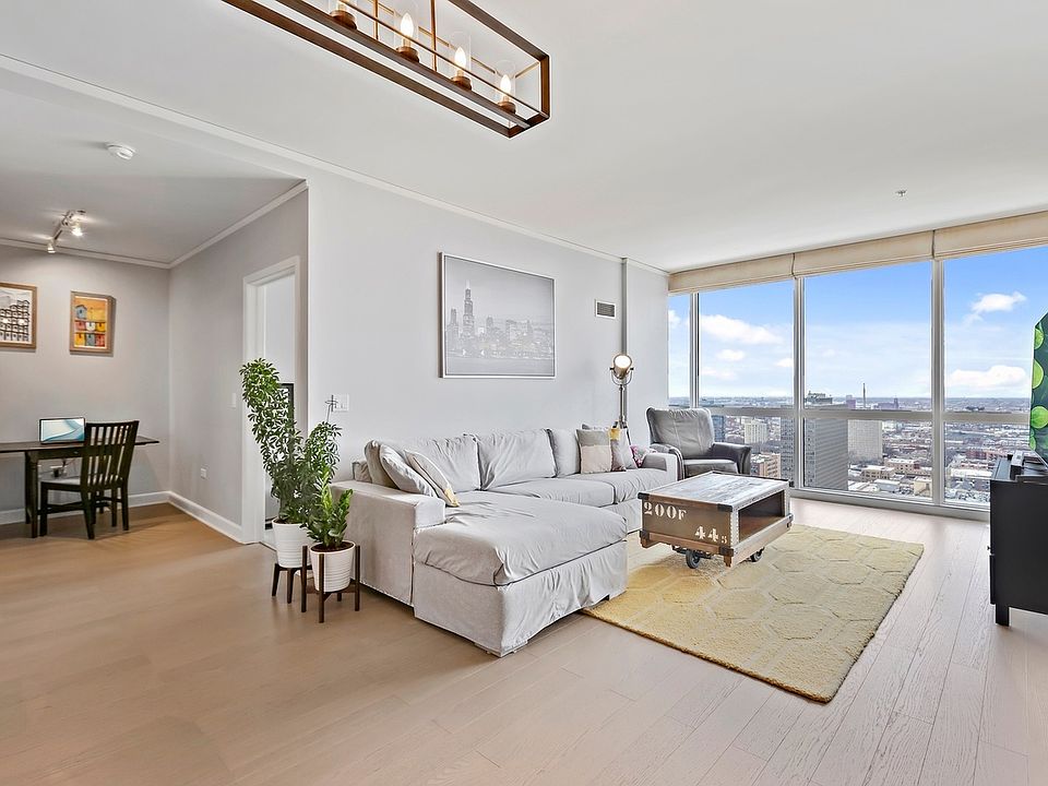 1st image of 1901 S Calumet Ave #2912