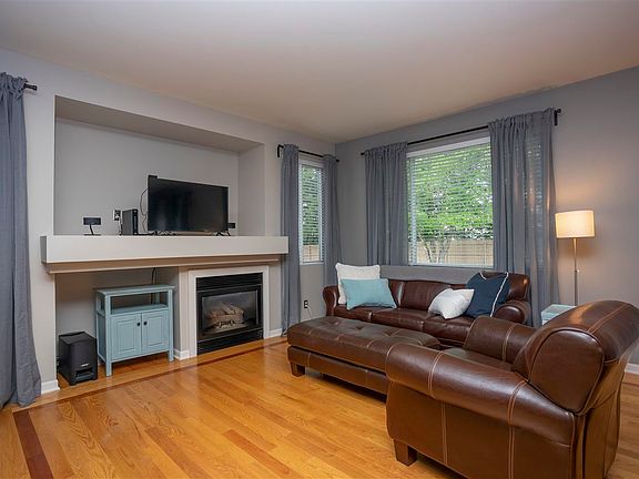 4th image of 4570 Hilltop Dr
