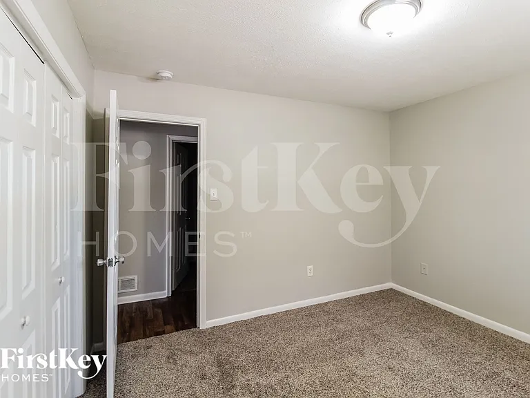 1021 Meadowbrook Ln NW — Photo 7