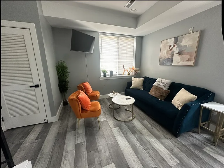 819 42nd St #5 — Photo 3