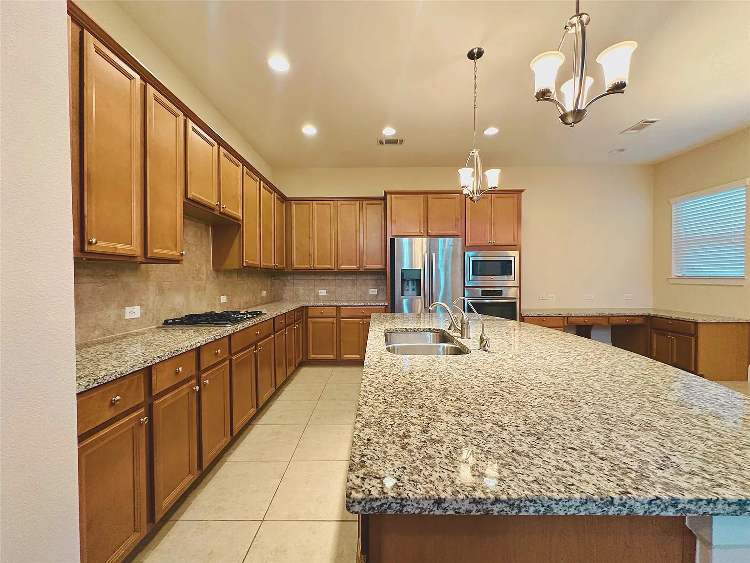 3 bed, 2.5 bath, 2011 sqft, $2,550 — Photo 4