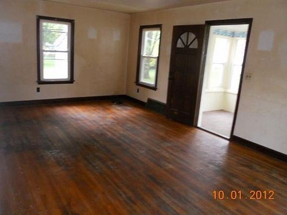 5th image of 619 W Oak St