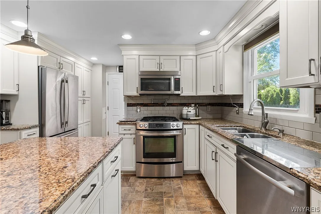 5 bed, 2.5 bath, 1980 sqft, $3,100 — Photo 4