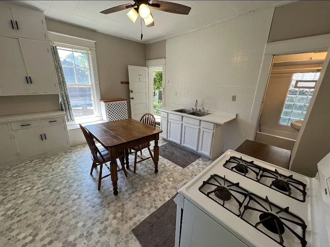 672 Case Ave — Photo 2