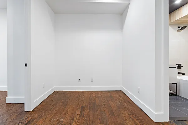 Rented by Safdie Realty Group | media 25