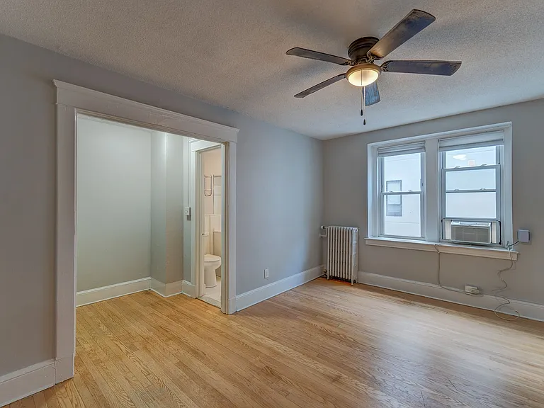 100 Howe Street — Photo 77