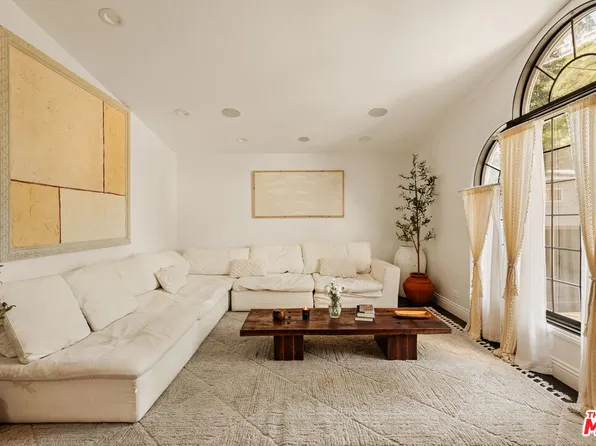 1110 N Beverly Glen Blvd, Los Angeles, CA 90077