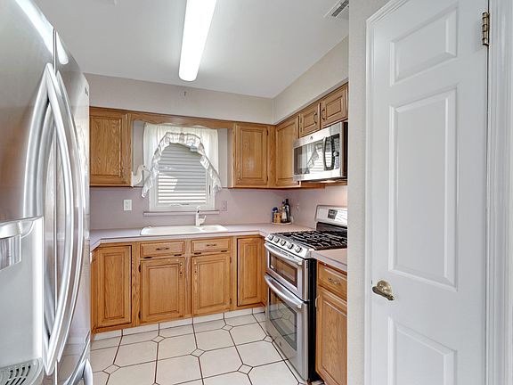 5th image of 29 Rainier Dr
